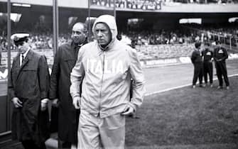 Ferruccio Valcareggi, direttore tecnico della nazionale italiana durante l'incontro Italia - Russia durante gli Europei di Calcio a Napoli il 5 giugno 1968.
ANSA/OLDPIX
