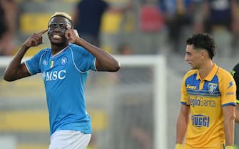 Foto Alfredo Falcone/LaPresse 19 Agosto 2023 Frosinone, Italia - sport, calcio - Frosinone vs Napoli - Campionato di calcio Serie A Tim 2023/2024 -  Stadio Benito Stirpe . Nella foto:  esultanza Victor Osimhen (SSC Napoli);

Foto Alfredo Falcone/LaPresse August 19, 2023 Frosinone, Italy - sport, soccer - Frosinone vs Napoli - Italian Serie A Football Championship 2023/2024 - Benito Stirpe  stadium. In the pic:Victor Osimhen (SSC Napoli); celebrates