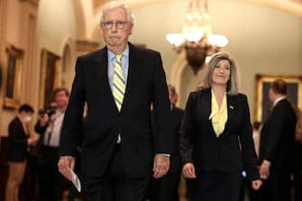 Imbarazzo e polemica nel Grand Old Party dopo le rivelazioni del libro di due giornalisti del New York Times secondo cui i due massimi esponenti repubblicani al Congresso, il leader dei repubblicani al Senato Mitch McConnell e quello alla Camera Kevin McCarthy, dissero ai loro colleghi di partito che ritenevano l’allora presidente Donald Trump responsabile dell’assalto a Capitol Hill del 6 gennaio e lo volevano fuori dai giochi
