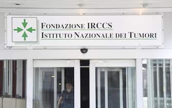 L'ingresso dell'Istituto Nazionale dei Tumori in via Venezian dove è morto il capo del pool di Mani Pulite Francesco Saverio Borrelli, Milano, 20 Luglio 2019. ANSA/FLAVIO LO SCALZO