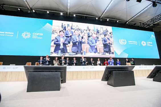 Cop29, raggiunto accordo. Ma per i Paesi più poveri è un tradimento