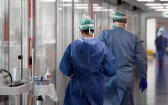 Due medici in ospedale con le tute protettive