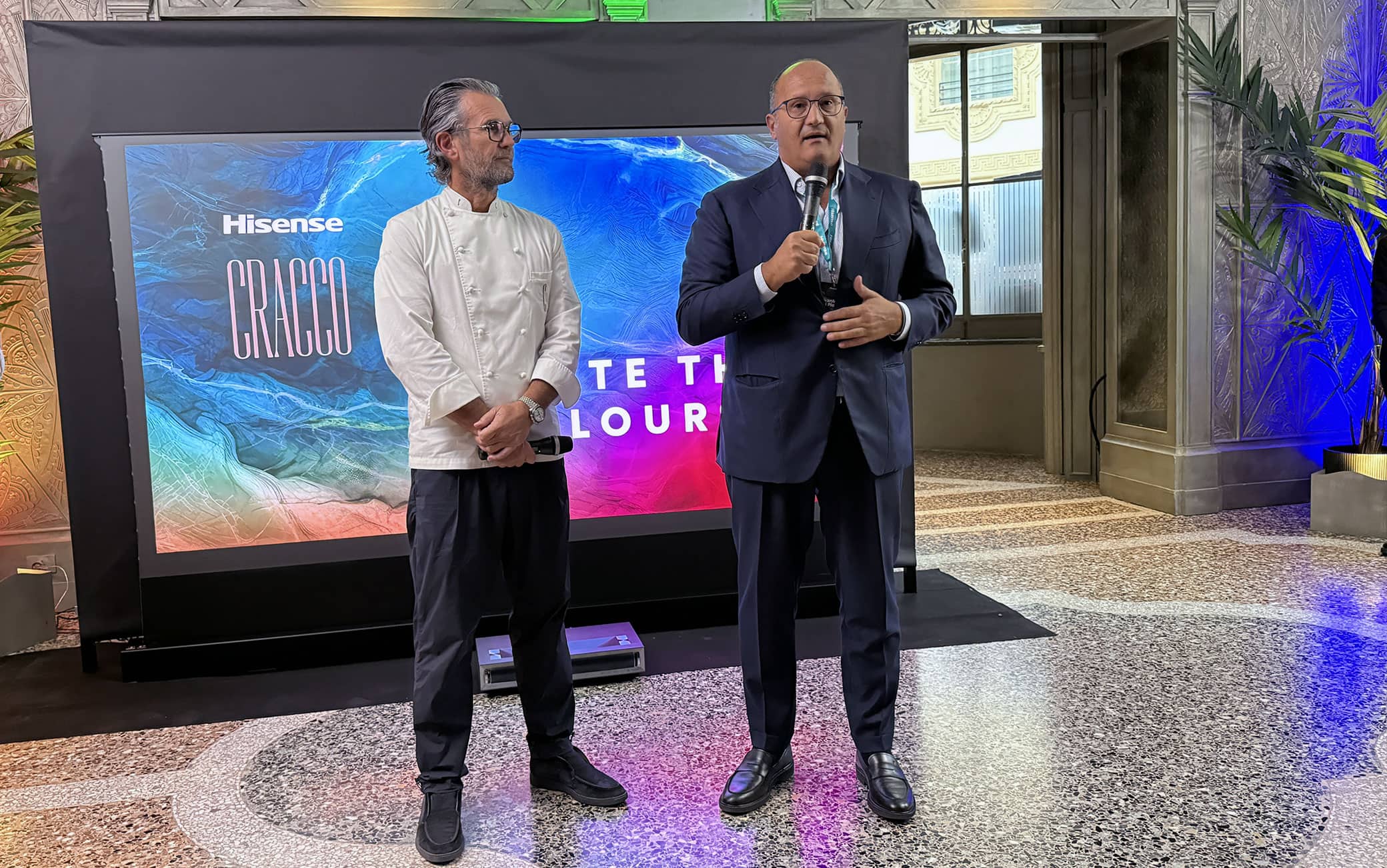 Carlo Cracco, padrone di casa, insieme al Ceo di Hisense Italia GIanluca Di Pietro Carlo Cracco, padrone di casa, insieme al Ceo di Hisense Italia GIanluca Di Pietro