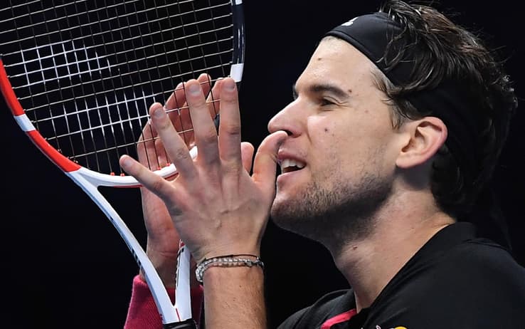 epa08834050 Dominic Thiem of Austria celebrates winning against Novak Djokovic of Serbia during their semi final match at the ATP World Tour Finals tennis tournament in London, Britain, 21 November 2020.  EPA/ANDY RAIN