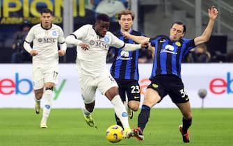 Napoli’s Hamed Traore (L) challenges for the ball with Inter Milan's Matteo Darmian during the Italian serie A soccer match between Fc Inter  and Napoli at  Giuseppe Meazza stadium in Milan, 17 March 2024.
ANSA / MATTEO BAZZI