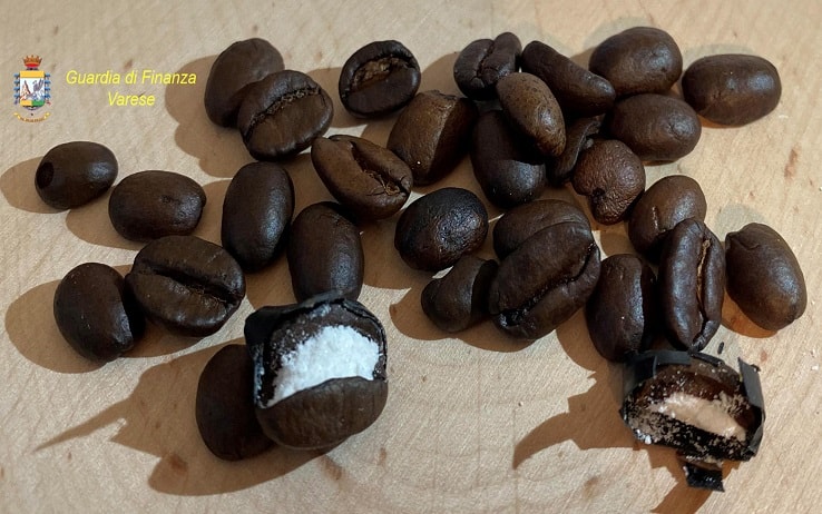 Chicchi di caffè farciti alla cocaina, svuotati uno ad uno e poi incollati per apparire intatti, è quanto scoperto dalla Guardia di Finanza all'aeroporto di Milano-Malpensa, all'interno di una spedizione proveniente dalla Colombia e destinata a "Santino D'Antonio" (nome del boss mafioso interpretato da Riccardo Scamarcio nel film "John Wick capitolo 2"), presso un tabaccaio di Firenze, 17 luglio 2020. Il Paese da cui il pacco di circa due 2 kg proveniva e il nome del destinatario hanno insospettito le Fiamme Gialle che hanno deciso di controllare la spedizione. Da alcuni chicchi di caffè sigillati con nastro adesivo scuro, sono venuti fuori circa 130 grammi di polvere bianca.
ANSA/ GDF
+++ ANSA PROVIDES ACCESS TO THIS HANDOUT PHOTO TO BE USED SOLELY TO ILLUSTRATE NEWS REPORTING OR COMMENTARY ON THE FACTS OR EVENTS DEPICTED IN THIS IMAGE; NO ARCHIVING; NO LICENSING +++