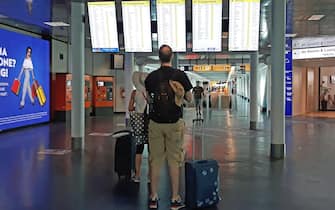 Consistente anche in questo secondo fine settimana di agosto il flusso di turisti all’aeroporto di Fiumicino, sia in partenza per raggiungere le località delle vacanze, sia in arrivo, in particolare dall’Europa.