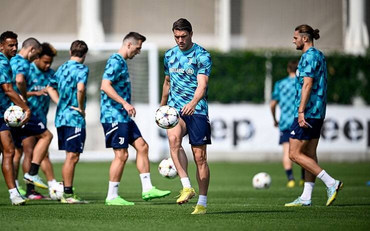 Il logo Allianz sulle maglie della Juventus durante l'allenamento