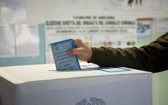 Il candidato sindaco per il centrodestra Daniele Silvetti al seggio elettorale, Ancona, 14 maggio 2023.
ANSA/STEFANO SACCHETTONI