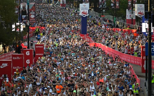 epa12449021 Runners start the Chicago Marathon in Chicago, Illinois, USA, 12 October 2025. Some 53 thousand runners participated in the 2025 Chicago Marathon.  EPA/MATT MARTON