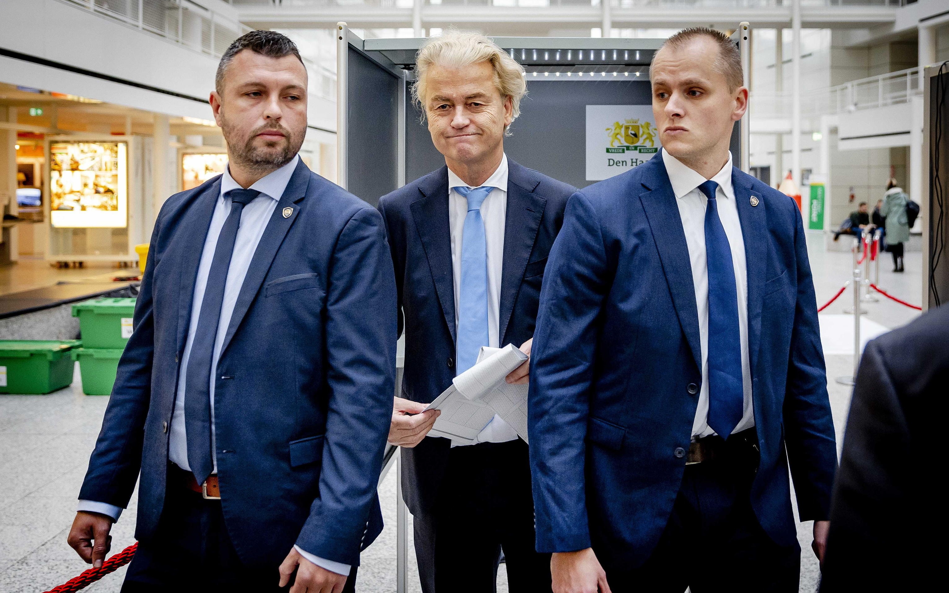 epa10988946 Party for Freedom (PVV)  leader Geert Wilders (C) prepares to cast his vote in the House of Representatives elections at a polling station in The Hague, The Netherlands, 22 November 2023. Dutch voters are heading to the polls on 22 November to elect the members of the House of Representatives and a new prime minister, after Netherlands' longest-serving prime minister, Mark Rutte's cabinet collapsed in July.  EPA/REMKO DE WAAL