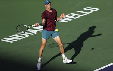 epa10527719 Jannik Sinner of Italy in action against Taylor Fritz of the US in the quarterfinal round of the BNP Paribas Open tennis tournament at the Indian Wells Tennis Garden in Indian Wells, California, USA, 16 March 2023.  EPA/JOHN G. MABANGLO