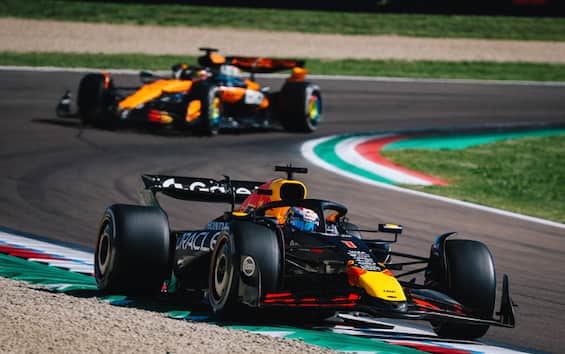 https://static.sky.it/editorialimages/8f40e0c1bbb7c9715f7af728b2913e64c2af412b/skysport/it/motori/formula-1/video/2025/05/30/f1-gp-spagna-gene-commento-video/mclaren-red_bull_ipa.jpg?im=Resize,width=565