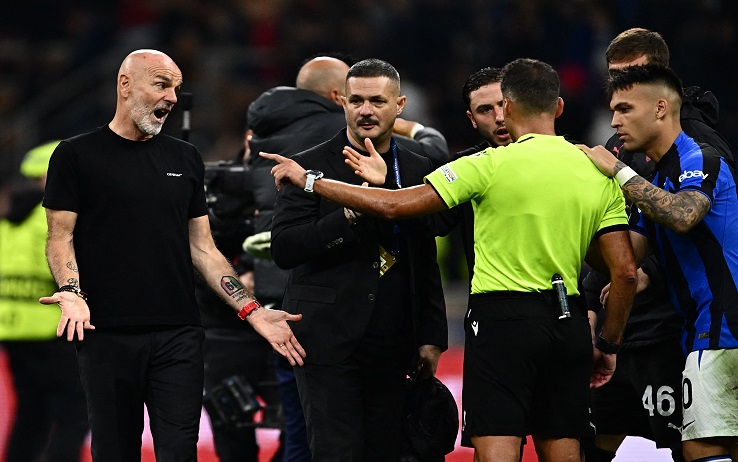 AC Milan's Italian coach Stefano Pioli (L) talks to Spanish referee Jesus Gil Manzano (2ndR) at the end of the UEFA Champions League semi-final first leg football match between AC Milan and Inter Milan, on May 10, 2023 at the San Siro stadium in Milan. (Photo by GABRIEL BOUYS / AFP) (Photo by GABRIEL BOUYS/AFP via Getty Images)