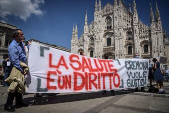 Manifestazione in piazza Duomo contro la giunta Fontana della Regione Lombardia per la gestione della sanità durante l’emergenza coronavirus Covid-19
