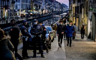 Foto LaPresse - Claudio Furlan
07 marzo 2021 Milano (Italia)
Cronaca
Coronavirus, controlli anti-movida a Milano: pattuglie in Darsena
Nella foto: controlli in Darsena

Photo LaPresse - Claudio Furlan
March 7, 2021 Milan (Italy)
News
Increased patrols to prevent gatherings during a spring-like weekend in Darsena dei Navigli, in Milan.