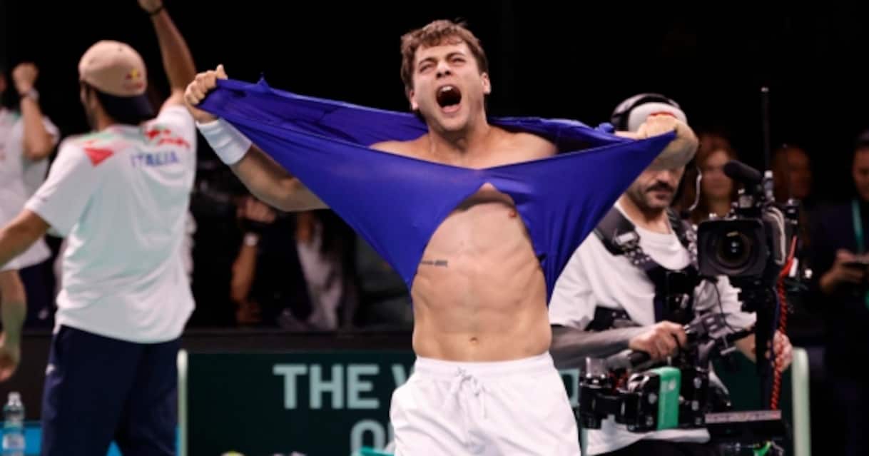 https://static.sky.it/editorialimages/8f5f32cb0fcfac212ad171e7b149a8c83e6a0bb5/skysport/it/tennis/2025/11/21/cobolli-esultanza-italia-belgio-coppa-davis-foto/og_ansa_cobolli_davis.jpg?im=Resize,width=1218