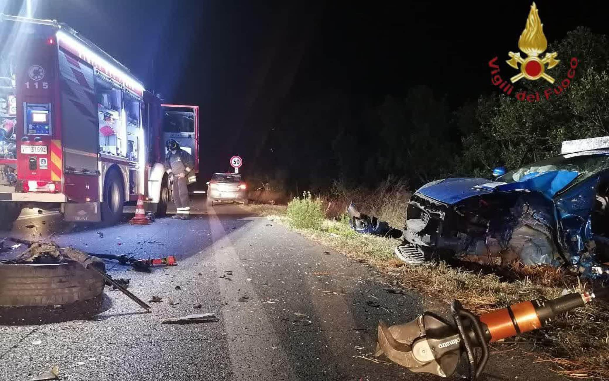 Una foto dei vigili del fuoco di Cerveteri, 20 agosto 2022: Sei persone sono rimaste ferite in un incidente automobilistico avvenuto questa notte su via Aurelia, all'altezza di Cerveteri. Nello scontro, avvenuto intorno alle 2, coinvolte tre autovetture. Sul posto è intervenuta una squadra dei vigili del fuoco e il personale del 118. I feriti sono stati trasportati in codice rosso al pronto soccorso di zona. La strada è stata chiusa per tutta la durata dell'intervento che è terminato alle 4.20.
ANSA/VIGILI DEL FUOCO EDITORIAL USE ONLY NO SALES