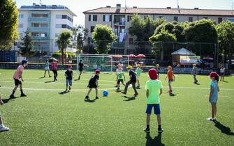 Un gruppo di bambini mentre giocano a calcio in un centro estivo