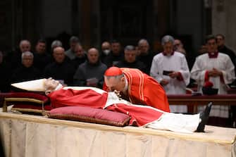 A handout picture provided by the Vatican Media shows the body of the late Pope Emeritus Benedict XVI (Joseph Ratzinger) lies in state in the Saint Peter's Basilica for public viewing, Vatican City, 02 January 2023. The funeral will take place on Thursday 05 January. 
ANSA/ VATICAN MEDIA +++ ANSA PROVIDES ACCESS TO THIS HANDOUT PHOTO TO BE USED SOLELY TO ILLUSTRATE NEWS REPORTING OR COMMENTARY ON THE FACTS OR EVENTS DEPICTED IN THIS IMAGE; NO ARCHIVING; NO LICENSING +++ (NPK)