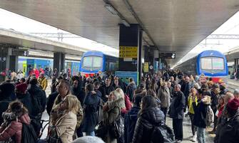 I disagi per lo sciopero dei treni alla stazione Termini di Roma, 14 aprile 2023. ANSA/CLAUDIO PERI
