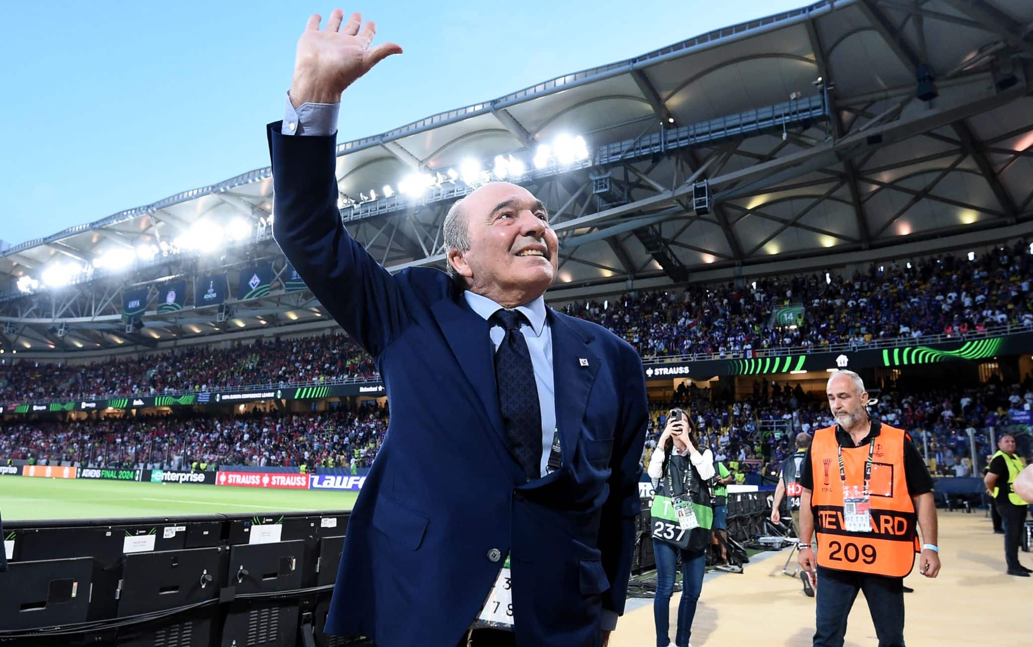 Il saluto di Commisso sotto la curva dei tifosi viola ad Atene