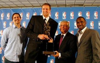 DALLAS - MAY 15: (L to R) Mavericks owner Mark Cuban, Dirk Nowitzki #41 of the Dallas Mavericks, NBA Commissioner David Stern and head coach Avery Johnson pose for a picture in front of the media during the Maurice Podoloff 2006-2007 NBA MVP Trophy award presentation on May 15, 2007 at the American Airlines Center in Dallas, Texas. NOTE TO USER: User expressly acknowledges and agrees that, by downloading and or using this photograph, User is consenting to the terms and conditions of the Getty Images License Agreement. Mandatory Copyright Notice: Copyright 2007 NBAE (Photo by Nathaniel S. Butler/NBAE via Getty Images)