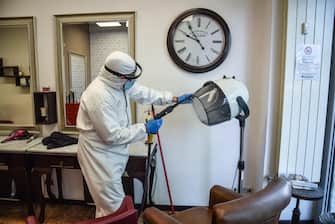 Sanificazione negozio esercizio parrucchiere in vista della riapertura dopo il lockdown per l’emergenza epidemia a causa del coronavirus Covid-19