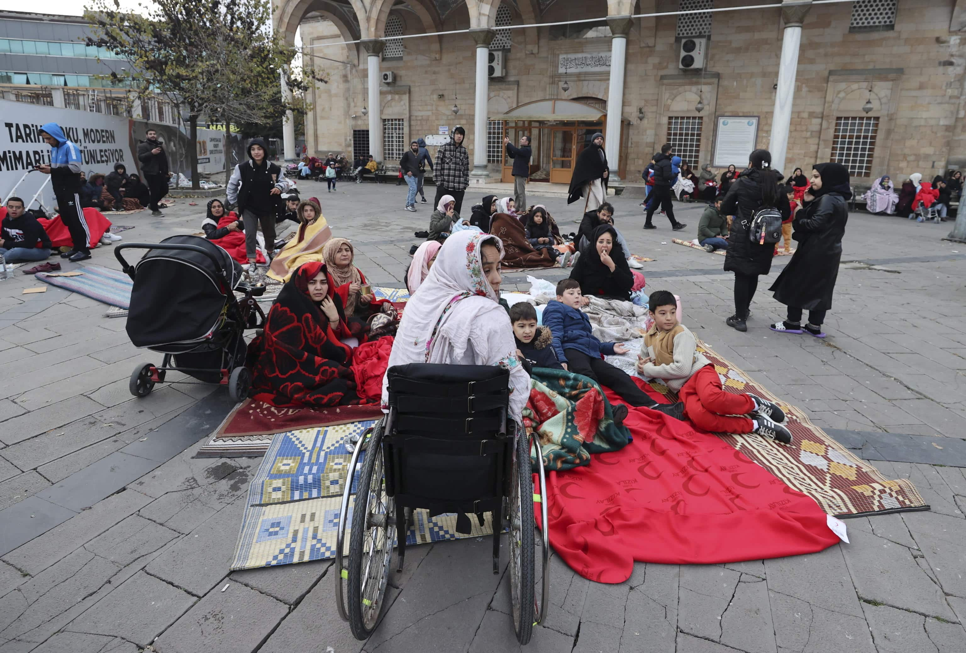 Persone per strada a Duzce, Turchia