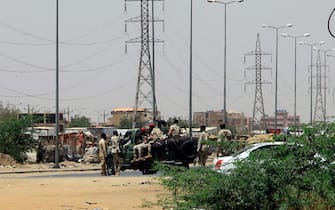 Army soldiers deploy in Khartoum on April 15, 2023, amid reported clashes in the city. - Sudan's paramilitaries said they were in control of several key sites following fighting with the regular army on April 15, including the presidential palace in central Khartoum. (Photo by AFP)