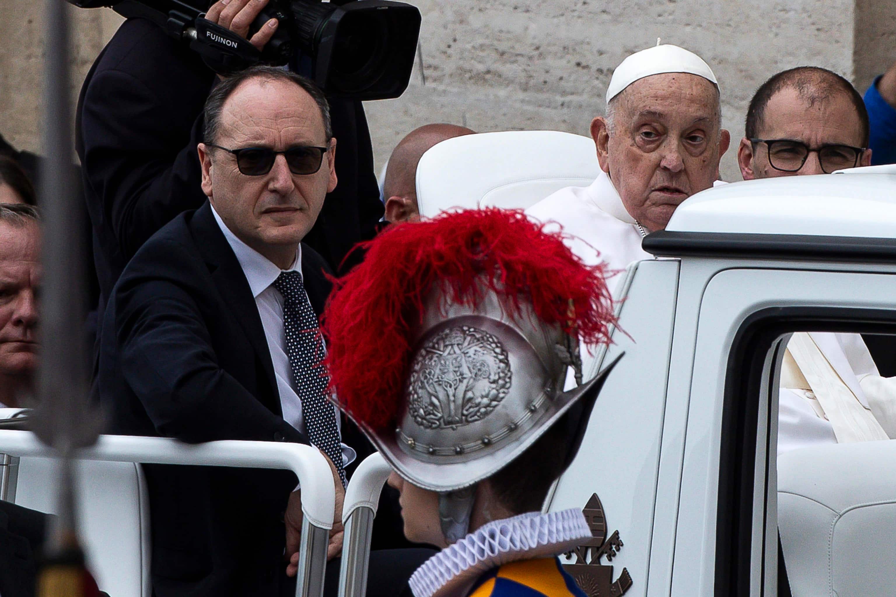 Massimiliano Strappetti con il Santo Padre Pope Francis with his personal nurse Massimiliano Strappetti during the greeting to the faithful after the Urbi et Orbi blessing following the Easter Mass in Saint Peter's Square, in Vatican City, 20 April 2025. ANSA/ANGELO CARCONI