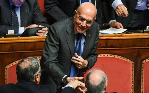 Gabriele Albertini oggi in aula al Senato per il voto sulle dichiarazioni espresse dal senatore di Ap-Ncd contro il pm Alfredo Robledo. Con 185 sì, 65 no e due astenuti l'assemblea ha condiviso la decisione della Giunta per le Immunità che già lo scorso ottobre "salvò" l'ex sindaco di Milano. Roma, 10 gennaio 2017. ANSA/ALESSANDRO DI MEO