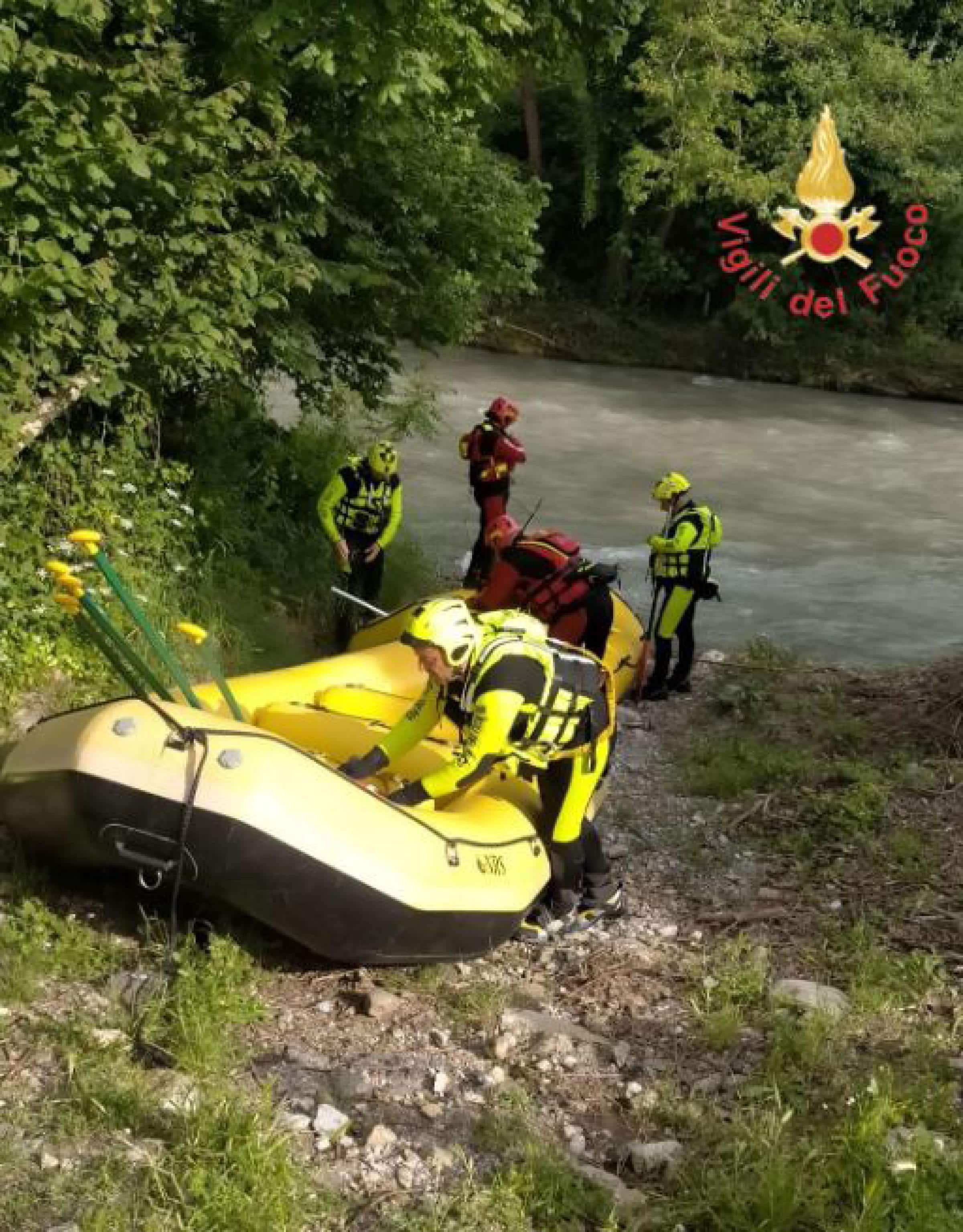 Col trascorrere delle ore si fanno sempre più flebili le speranze di ritrovare in vita Denise, una studentessa di 19 anni finita nelle acque del fiume Lao, a Laino Borgo, nel Cosentino, mentre faceva rafting insieme ad un gruppo di compagni. Nel momento in cui la giovane è caduta in acqua, il fiume era in piena a causa delle abbondanti piogge degli ultimi giorni. Secondo una prima ricostruzione, il gommone ha urtato con violenza un masso e quattro ragazzi sono finiti nel fiume. Tre sono stati subito recuperati, mentre di Denise si é persa ogni traccia. Tutti i giovani erano muniti dei previsti dispositivi di sicurezza, indossando caschetti, giubbotti di salvataggio e mute.
ANSA/VIGILI DEL FUOCO
+++ ANSA PROVIDES ACCESS TO THIS HANDOUT PHOTO TO BE USED SOLELY TO ILLUSTRATE NEWS REPORTING OR COMMENTARY ON THE FACTS OR EVENTS DEPICTED IN THIS IMAGE; NO ARCHIVING; NO LICENSING +++ NPK +++