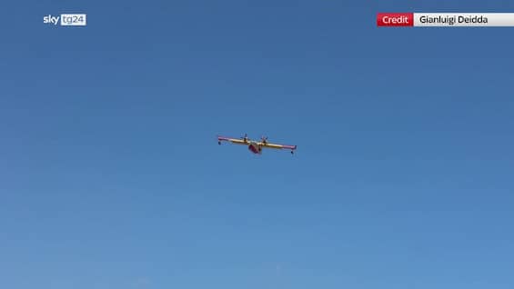 Incendio Orosei, canadair ed elicotteri pompieri in azione