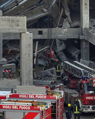 I soccorsi nel cantiere edile dove si è verificato un crollo a Firenze, in via Mariti, alla periferia della città, 16 febbraio 2024. 
ANSA/CLAUDIO GIOVANNINI