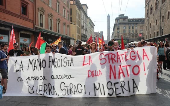 strage di bologna migliaia in corteo mattarella fu una spietata strategia neofascista