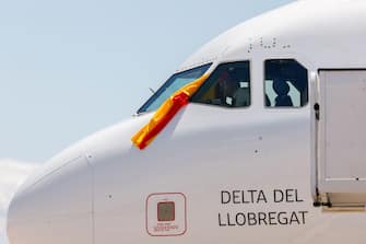 epa11479916 The plane carrying Spain's national soccer team arrives at Adolfo Suarez Madrid-Barajas airport, in Madrid, Spain, 15 July 2024. Spain defeated England by 2-1 in the final of the UEFA EURO 2024 in Germany on 14 July 2024.  EPA/CHEMA MOYA