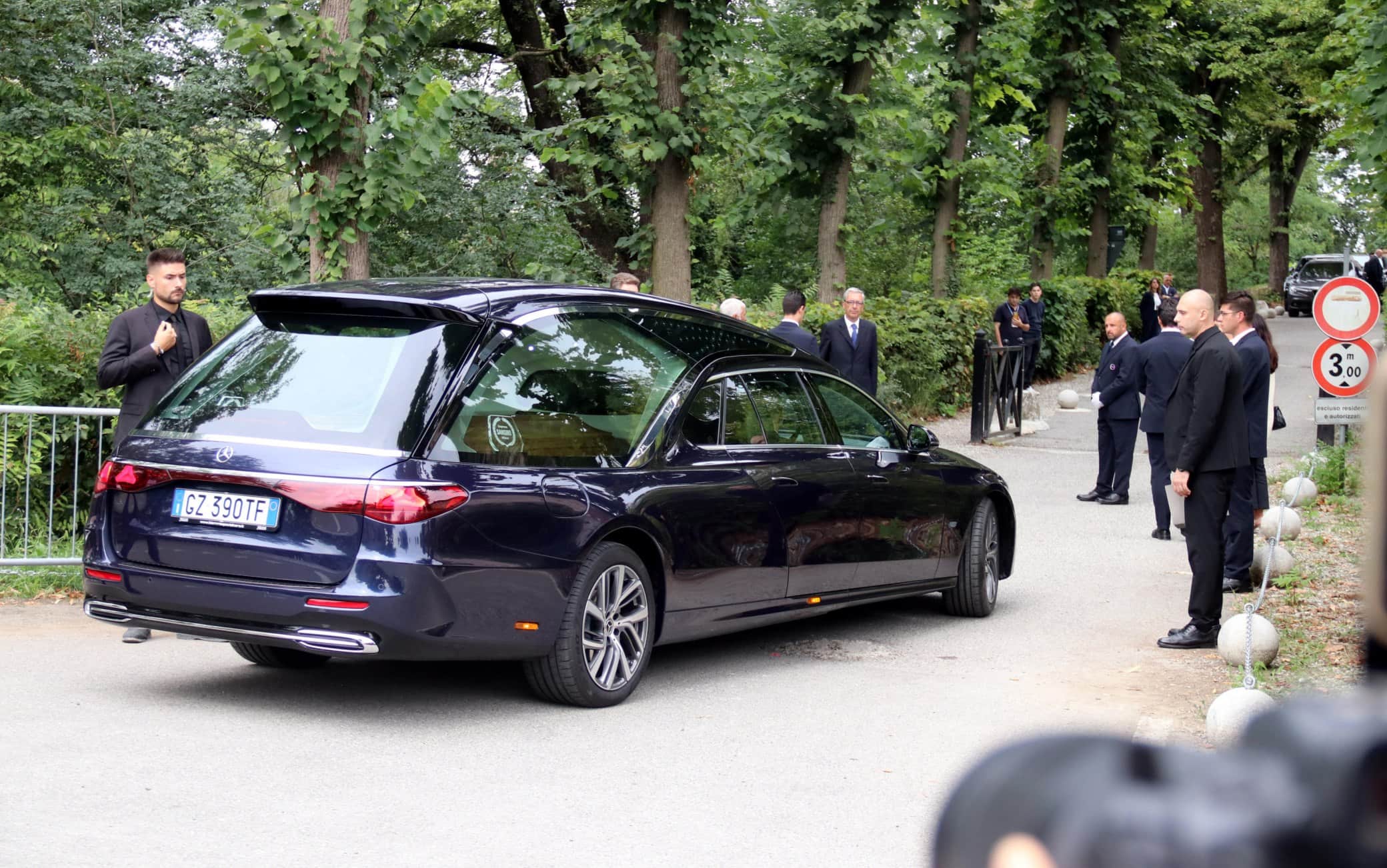 Giorgio Armani, il feretro arriva a Rivalta