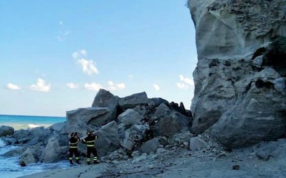 Tropea, massi si staccano dal promontorio e finiscono in spiaggia