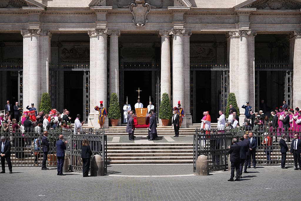 Il feretro del Papa è arrivato a Santa Maria Maggiore