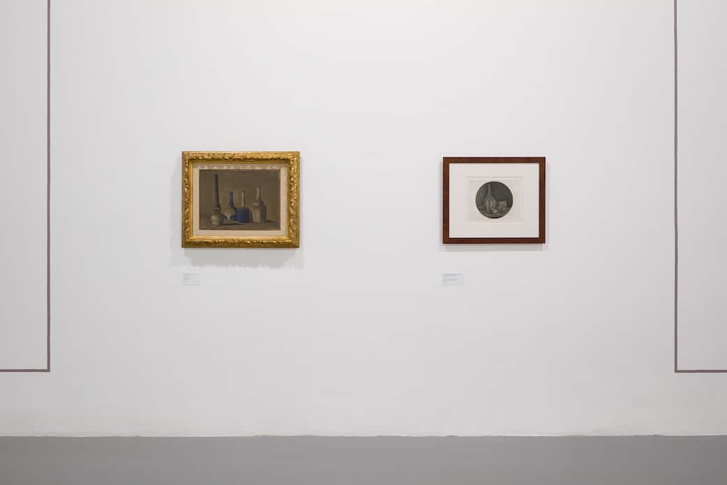 Exhibition Giorgio Morandi, Zachęta – National Gallery of Art, 18.07- 05.10.2025, from left: Giorgio Morandi: Still Life, 1941, Large Circular Still Life with Bottle and Three Objects, 1946, photo by Daniel Rumiancew / Zachęta archive, CC BY-SA
