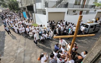 Venerdì Santo nello Sri Lanka epa12038390 Sri Lankan Catholic faithful carry a cross during the Good Friday procession at a church in Colombo, Sri Lanka, 18 April 2025. Good Friday is one of the highest religious holidays observed by Christians all over the world, commemorating the crucifixion of Jesus Christ. EPA/CHAMILA KARUNARATHNE