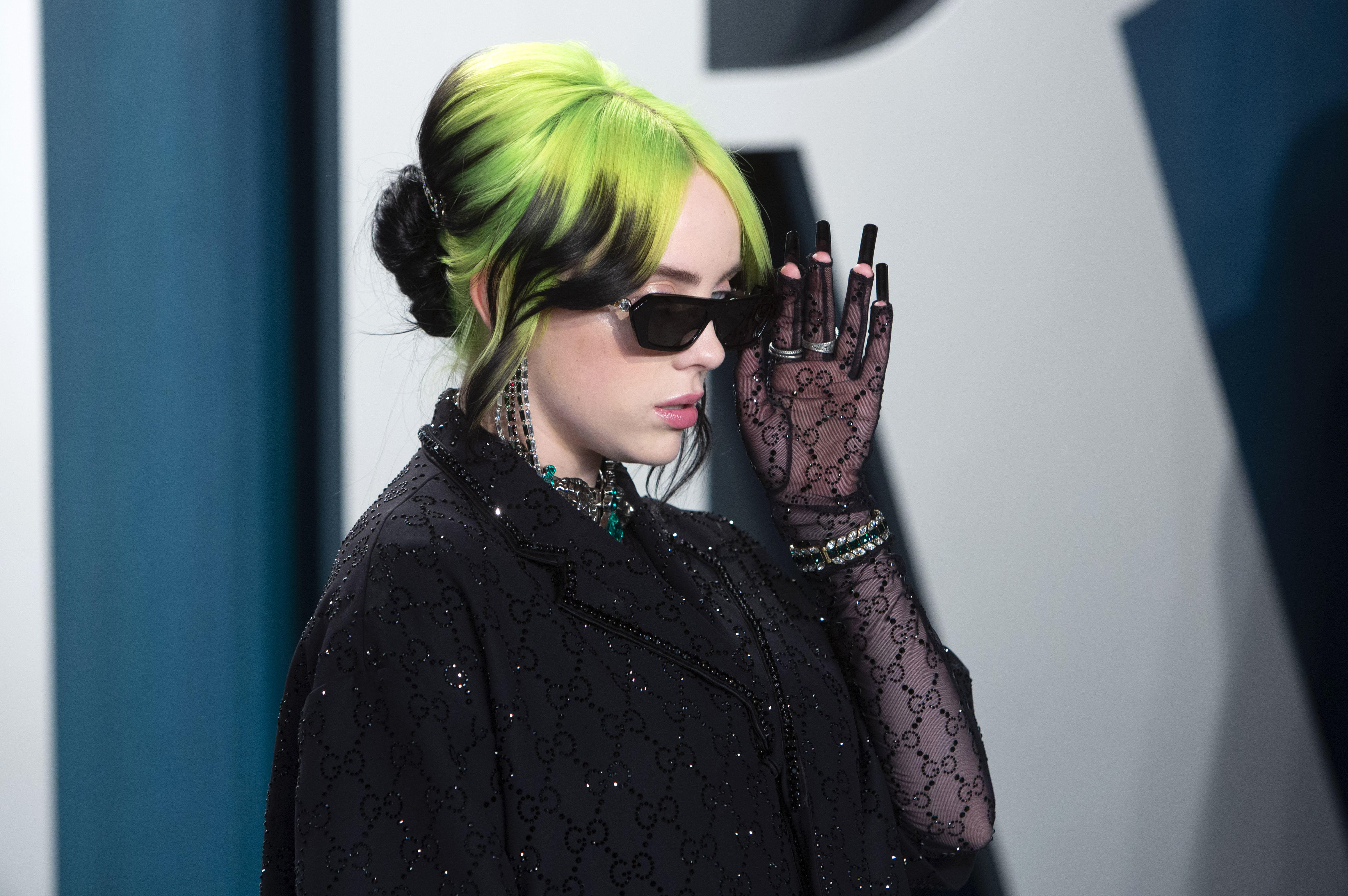 Billie Eilish racconta a David Letterman come ha imparato a convivere ...