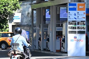 I prezzi di una pompa di benzina a Roma,  17 agosto 2023.   ANSA/MAURIZIO BRAMBATTI   