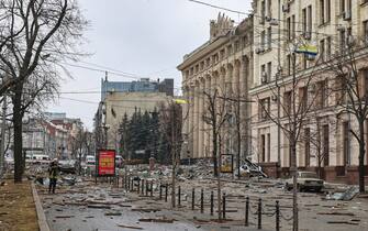 I detriti nelle strade fuori dal palazzo sede del governo regionale a Kharkiv dopo il bombardamento