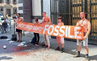 Sono stati cinque appartenenti a Ultima generazione a compiere oggi l'azione a Firenze, davanti al Battistero, in piazza Duomo. Da quanto ricostruito si sono messi a sedere in terra e si sono lanciati addosso una sostanza che sarebbe salsa di pomodoro poi finita anche sul selciato. Esposto poi uno striscione con scritto 'Non paghiamo il fossile'. I cinque sono stati poi portati negli uffici della polizia municipale, Firenze, 3 luglio 2023. ANSA/Opera Santa Maria del Fiore