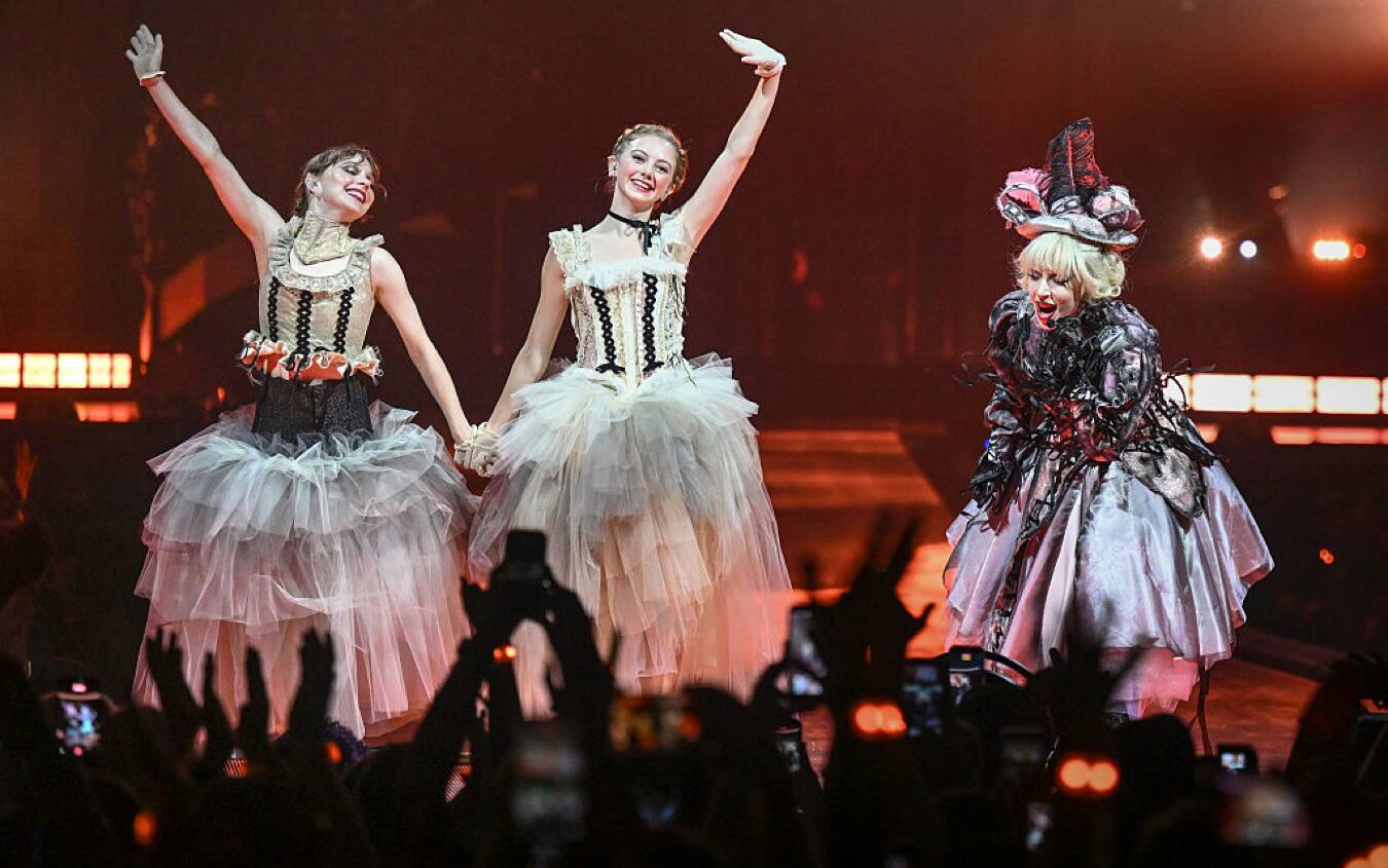 Lady Gaga, The Dead Dance con star Mercoledì Emma Myers e Evie Templeton a concerto Londra. VIDEO I Sky TG24