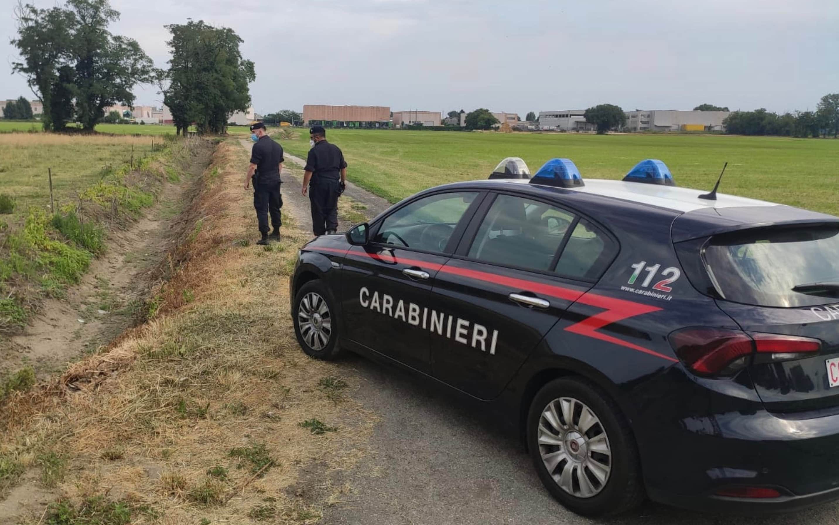 Ricerche da parte di carabinieri e dei vigili del fuoco di due donne marocchine scomparse nei campi di mais dopo aver telefonato al 112 a San Giuliano Milanese. 03 Luglio 2021. ANSA/ANDREA CANALI