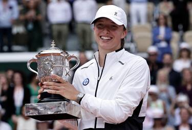 epa10683760 Iga Swiatek of Poland poses with the Coupe Suzanne-Lenglen after winning against Karolina Muchova of the Czech Republic in their Women's final match during the French Open Grand Slam tennis tournament at Roland Garros in Paris, France, 10 June 2023.  EPA/CHRISTOPHE PETIT TESSON