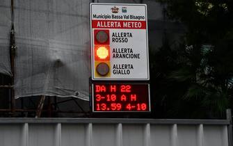 Cartello stradale su allerta meteo